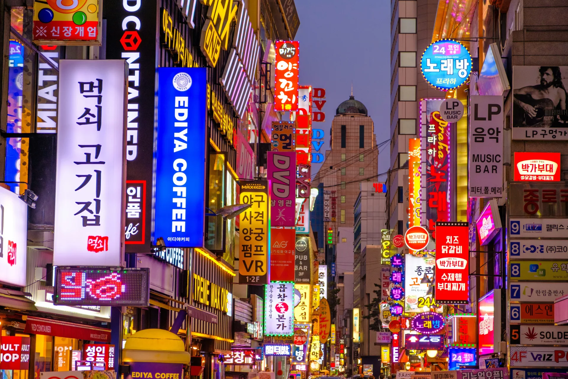 Marketing in Corea insegne nelle strade di Seoul