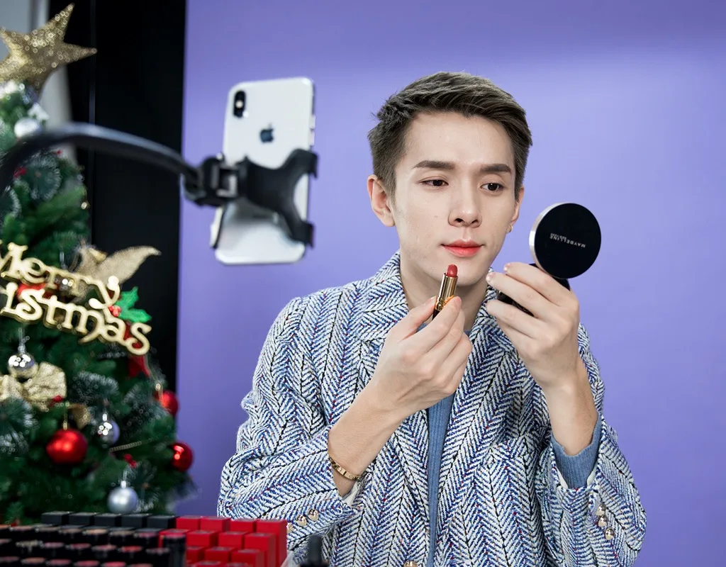 Immagine di un beauty blogger cinese in una diretta streaming con il rossetto Li Jiaqi