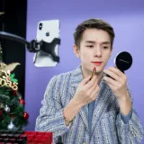 Immagine di un beauty blogger cinese in una diretta streaming con il rossetto Li Jiaqi