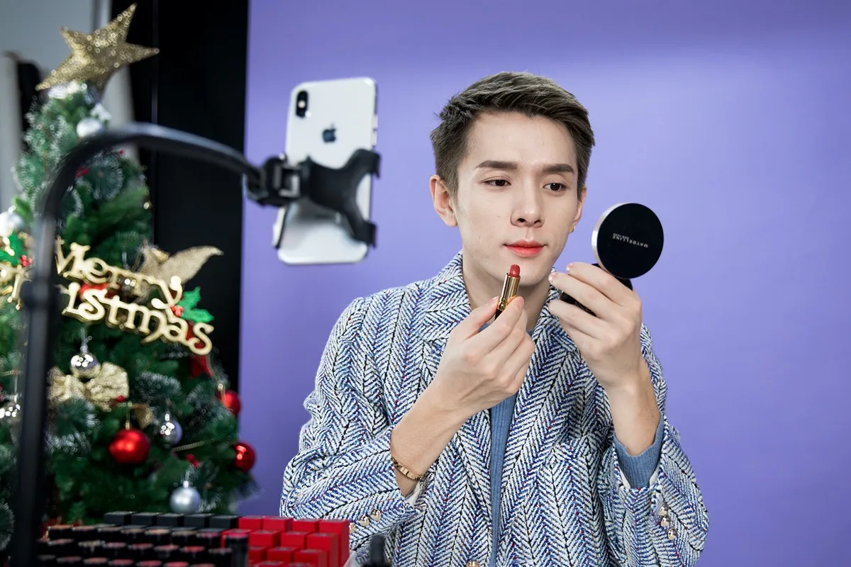 Immagine di un beauty blogger cinese in una diretta streaming con il rossetto Li Jiaqi